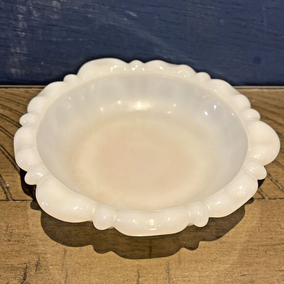 Ashtray Anchor Hocking White Milk Glass Thumbprint Round Trinket Dish Vintage 4" - Picture 1 of 5